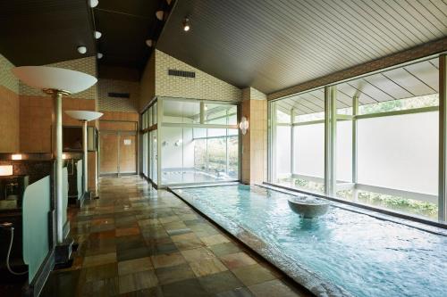 雫石町莺宿温泉长荣馆的一间位于楼层中间的大型客房,设有游泳池