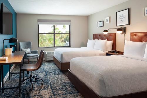 奥兰多Four Points by Sheraton Orlando Convention Center的酒店客房配有两张床和一张书桌