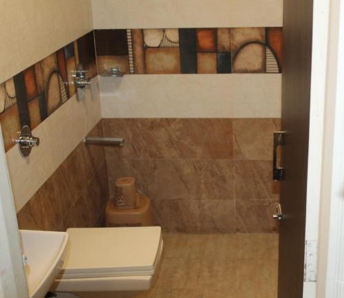 浦那Choice Classic Hotel的一间带卫生间和水槽的浴室
