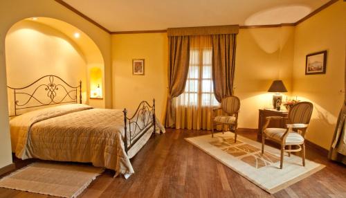 格罗塔费拉塔泰努塔谷斯马诺酒店的一间卧室配有一张床、一张书桌和一个窗户。
