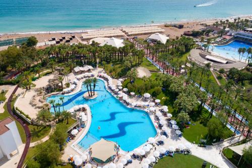 锡德Seven Seas Hotel Blue - Ultra All Inclusive & Kids Concept的享有带游泳池和海滩的度假村的空中景致