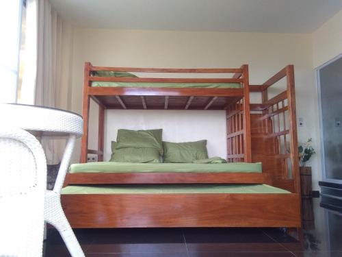 达拉盖地Seaview Mansion Dalaguete Apartment 4 -Family的一张带木床和梯子的床
