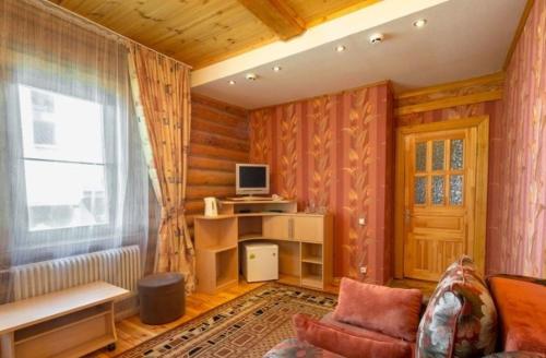 Sosnoviy BorBKC Country的带沙发、电视和窗户的客厅