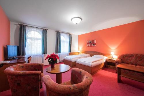 布拉格阁楼酒店的酒店客房带一张床、一张桌子和椅子
