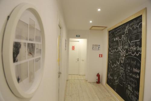 布加勒斯特Bread&Breakfast的走廊上设有黑板,墙上写着字条