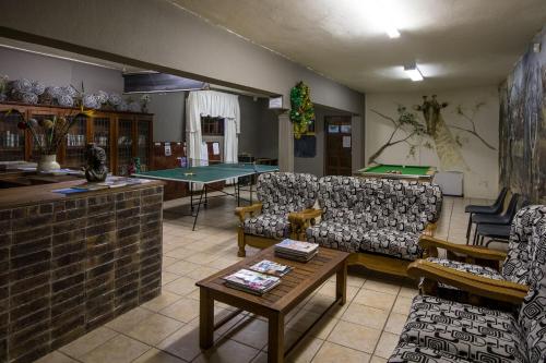 希伯丁卡亚曼兹旅馆的带沙发和乒乓球桌的客厅