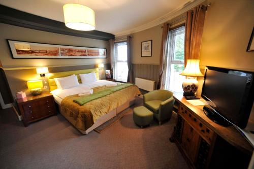 伊斯特布恩皮罗特旅馆的一间卧室配有一张床和一台平面电视