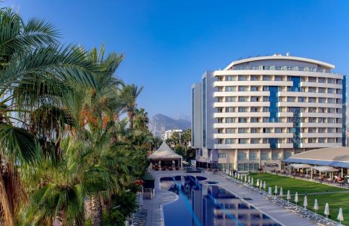 安塔利亚拜尔罗港水疗度假酒店的大楼前有游泳池的酒店