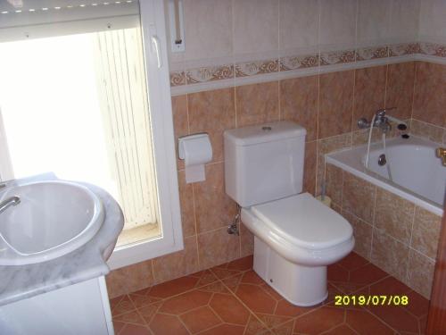 拉梅特拉·德·玛尔RIVIERA的浴室配有卫生间、盥洗盆和浴缸。