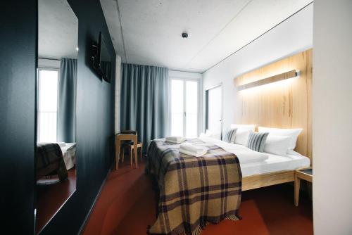 柏林罗西酒店的酒店客房设有一张床和两个窗户。