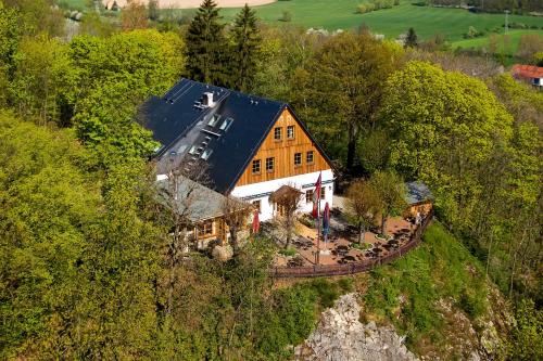 BertsdorfBerggasthof Koitsche im Naturpark Zittauer Gebirge的山中房屋的空中景观