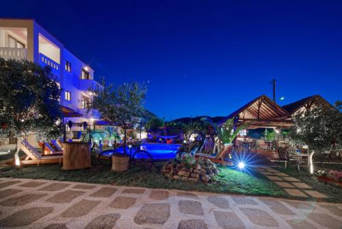 科林瓦里奥Villa Gereoudis Apartments with Sea View & Pool的夜间带游泳池的度假村