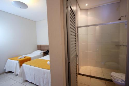奥林匹亚阿古阿维瓦酒店的一间带两张床和淋浴的浴室