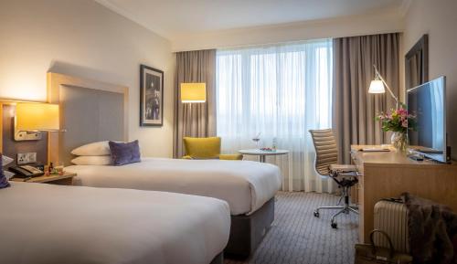 都柏林克莱顿酒店都柏林，伯灵顿路的酒店客房配有两张床和一张书桌