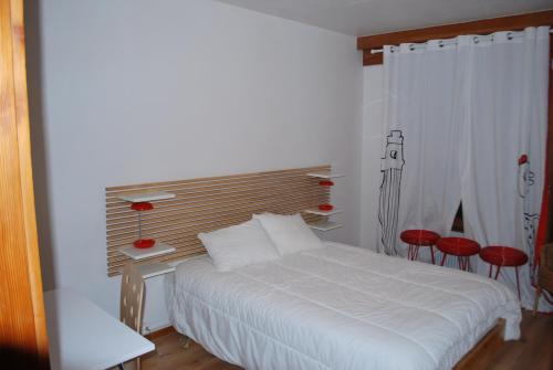 克莱恩 蒙塔纳米拉波酒店的卧室配有白色的床和红色椅子