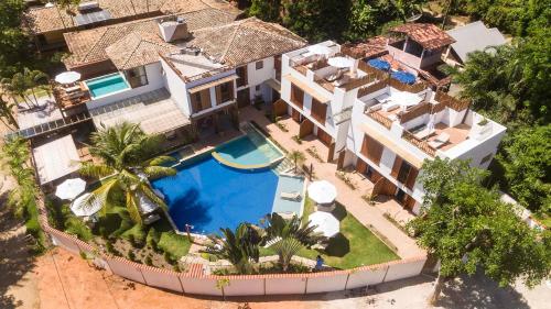 伊塔卡雷A Casa de Gabriella的享有带游泳池的房屋的空中景致