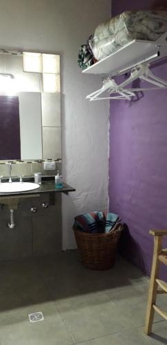 圣拉斐尔Habitación casa de campo.的厨房配有水槽和篮子