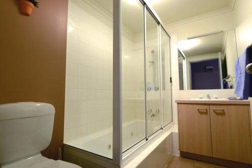 福尔斯克里克福尔斯克里特乡村俱乐部酒店的带淋浴、卫生间和盥洗盆的浴室