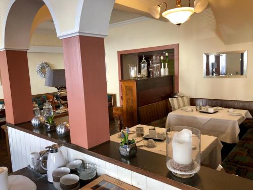 都伦-埃菲尔希尔格斯酒店的餐厅内带两张桌子的用餐室