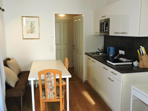 克拉根福215 Apartment Wien 4-6 Pers 42m2的一个带桌子和台面的小厨房