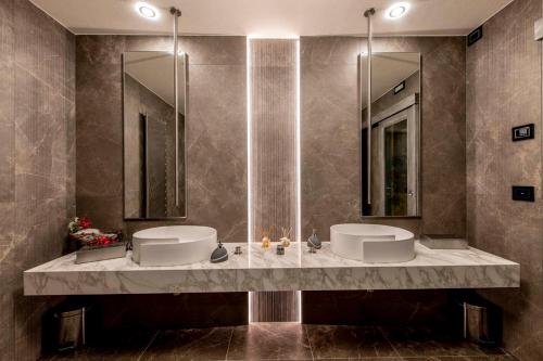 罗卡拉索Hotel Le Ortensie的浴室设有2个水槽和2面镜子