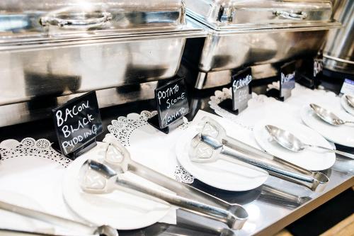 格拉斯哥阿盖尔酒店的自助餐,包括白板和银器