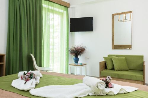 基萨莫斯Castell Hotel的一间卧室配有带毛巾和沙发的床