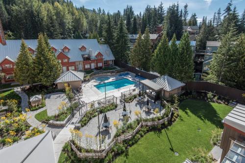 惠斯勒威士拿杰克平静湖面小屋酒店的享有带游泳池和庭院的房屋的空中景致