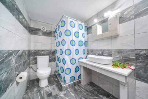 斯卡拉卡里拉奇斯Sevastiani’s Apartments的浴室配有卫生间、盥洗盆和淋浴。