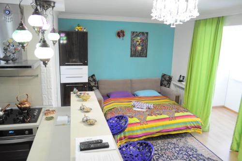 巴库Baku Seafront Apartment的厨房以及带1张床的客厅。