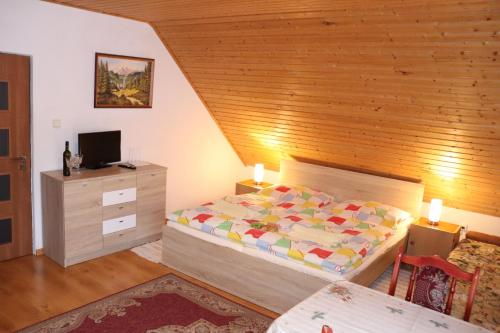 哈沃福卡Domcek na orave的一间卧室设有一张床和木墙