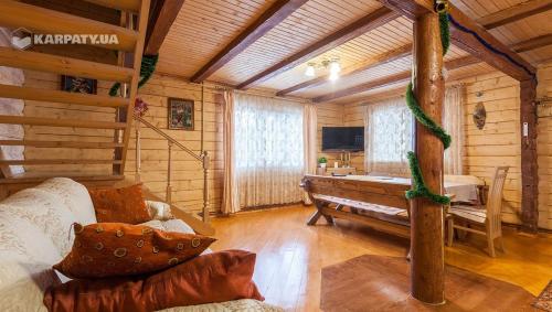 Polyanitsa PopovichovskaУ Гриніва的小屋内的客厅配有沙发和浴缸