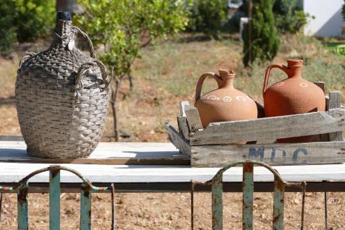 卡巴纳斯·德·塔维拉盆梢阿格里科拉乡村民宿的木板箱里一张桌子,上面有三个花瓶