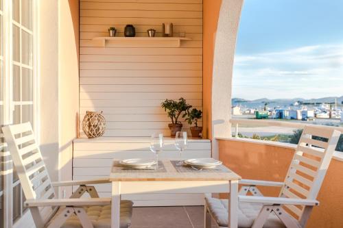 帕科坦Villa Lena的美景阳台配有桌椅