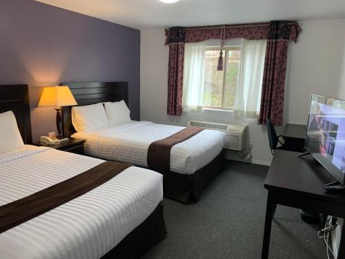 Winfield湖泊江山旅馆的酒店客房配有两张床和一张书桌