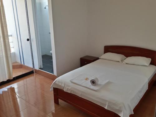 哈恩Hotel Santorini的一间卧室配有一张床,床上有毛巾