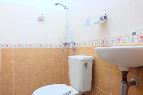 日惹Homestay Jogja Dekat Taman Pelangi by Simply Homy的一间带卫生间和水槽的浴室