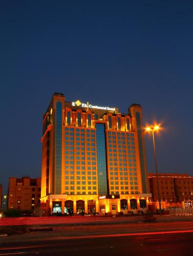 阿可贺巴扎拉大洲酒店的一家在晚上有灯火通明的建筑的大型酒店
