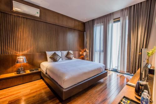 岘港Icity Villa Riverfront Danang的一间卧室设有一张床和一个大窗户