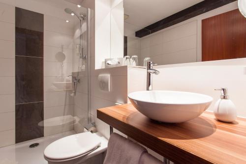 哈尔伯施塔特豪尔波斯塔特霍夫酒店的一间带碗水槽和卫生间的浴室