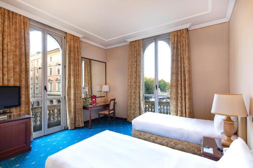 博洛尼亚国际酒店的酒店客房设有两张床和窗户。