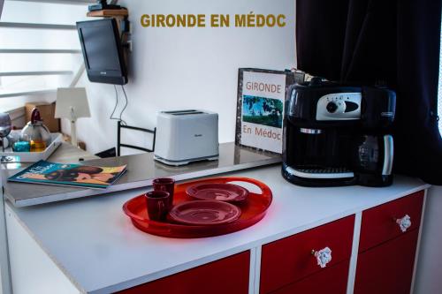 莱斯帕尔梅多克BUREAUX Appartements LESPARRE MEDOC的厨房柜台配有咖啡机和微波炉