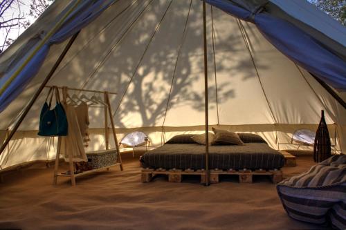 诺托Shauri Glamping的帐篷内一间卧室,配有一张床
