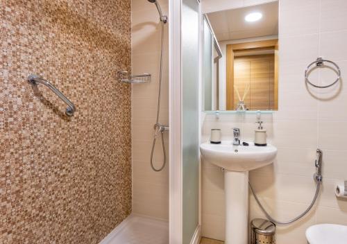 福恩吉罗拉Stellamar - Paseo Maritimo的一间带水槽、淋浴和卫生间的浴室