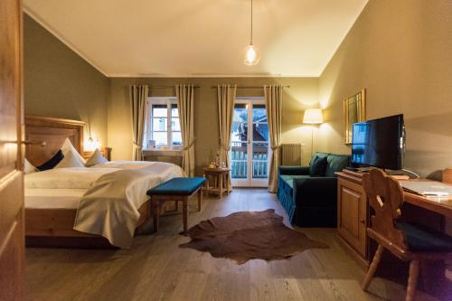 弗拉斯多夫兰德加斯托卡纳宾馆的酒店客房配有床、沙发和电视。