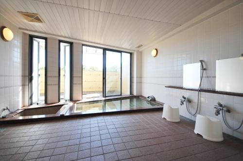 志摩市Kashikojima Hotel Bay Garden的带浴缸的浴室和2个卫生间