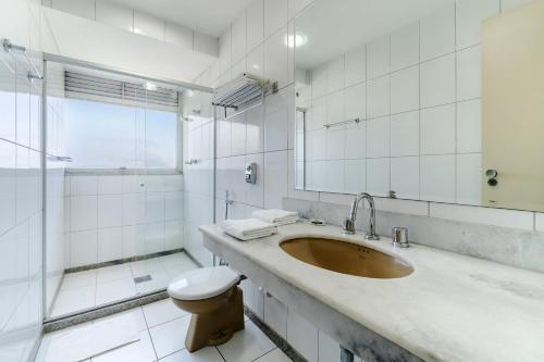 维多利亚Alice Vitoria Hotel By Nobile的一间带水槽、卫生间和淋浴的浴室