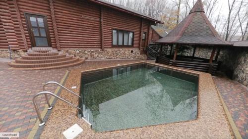 乌日霍罗德Country club的一座房子后院的游泳池