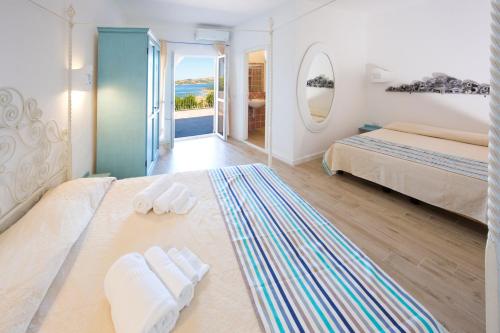 帕劳帕劳大酒店的一间带两张床的卧室,享有海景