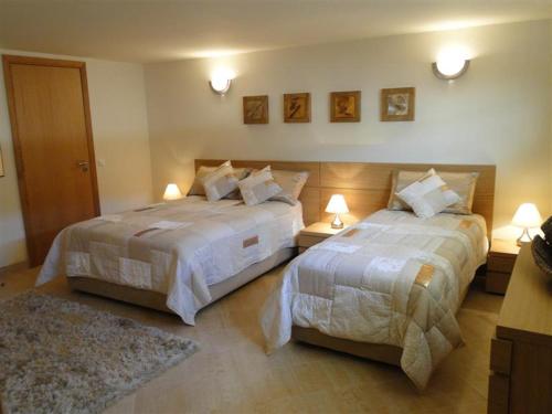 奎特里拉Apartment D3, Palmyra的配有2盏灯的酒店客房的2张床